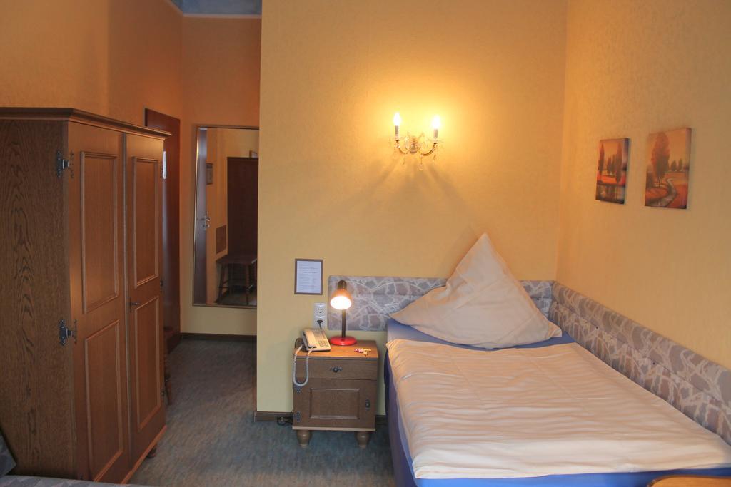 Hotel Adler Дюссельдорф Экстерьер фото