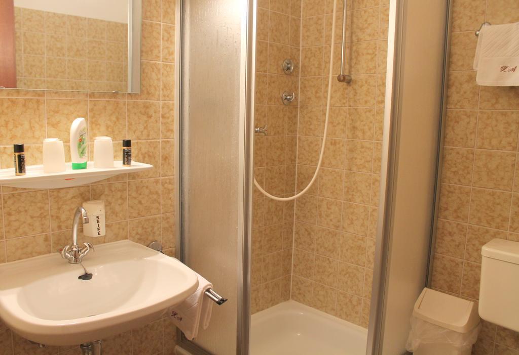 Hotel Adler Дюссельдорф Экстерьер фото