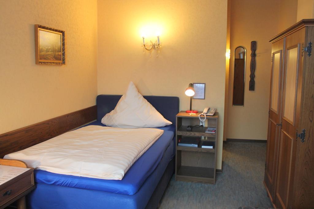 Hotel Adler Дюссельдорф Экстерьер фото